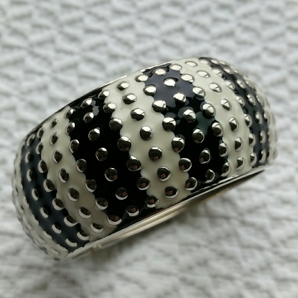 Black and White Textured Enameled Hinged Bracelet Cuff Bangle Silvertone